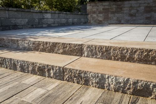 Pomysły na aranżację tarasu z użyciem stopni schodowych wykonanych z bloków betonowych